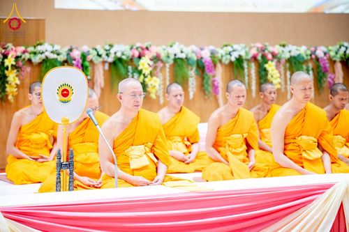 ภาพ No.239565:วันอาทิตย์ที่ 17 สิงหาคม พ.ศ. 2568 พิธีถวายคิลานเภสัช และอุปกรณ์ทางการแพทย์ แด่คณะสงฆ์ เนื่องในวันธรรมชัย ณ ห้องแก้วสารพัดนึก 2 สภาธรรมกายสากล วัดพระธรรมกาย