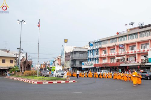 ภาพ No.62046:สามเณรจากศูนย์อบรมเยาวชนสุรินทร์ ออกบิณฑบาต รอบอำเภอเมือง จ.สุรินทร์ ในโครงการบรรพชาสามเณร ฟื้นฟูพระพุทธศาสนาทั่วไทย วันที่ 9 เมษายน พ.ศ. 2567