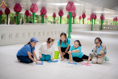 ภาพ No.145953:ชมรมจิตอาสาอนุรักษ์สิ่งแวดล้อม รับบุญทำความสะอาดบริเวณโบสถ์พระไตรปิฎก วัดพระธรรมกาย จ.ปทุมธานี วันที่ 25 กรกฎาคม พ.ศ. 2567