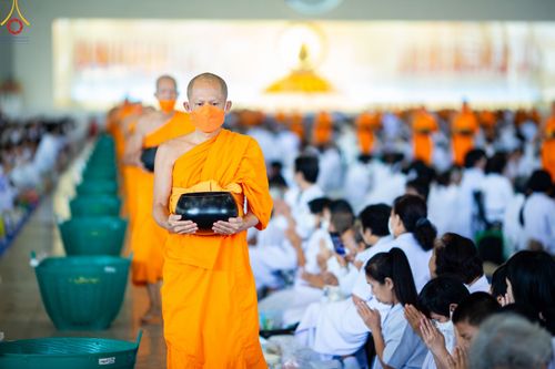 ภาพ No.89445:พิธีตักบาตร ข้าวสารอาหารแห้ง พิธีบูชาข้าวพระ และพิธีจุดเทียนใจ ไฟนิรันดร์  อนันตชัย ณ สภาธรรมกายสากล วัดพระธรรมกาย วันอาทิตย์ที่ 1 ตุลาคม พ.ศ. 2566