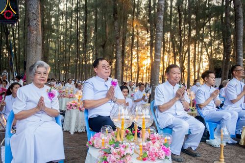ภาพ No.107114:พิธีจุดประทีปถวายเป็นพุทธบูชา และบูชาธรรมมหาปูชนียาจารย์ ในโครงการธรรมยาตรากตัญญูบูชา มหาปูชนียาจารย์ พระมงคลเทพมุนี(สด จนฺทสโร) พระผู้ปราบมาร  อนุสรณ์สถาน 7 แห่ง ปีที่ 12  วันที่ 6 มกราคม พ.ศ. 2567 ณ อนุสรณ์สถานมหาวิหารพระมงคลเทพมุนี อ.สองพี่น้อง จ.สุพร
