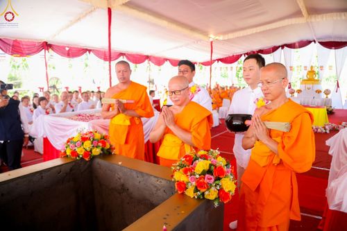 ภาพ No.104158:พิธีโปรยรัตนชาติ วางศิลาฤกษ์ สามเณรธรรมทายาทชาวอินโดนีเซียกว่า 1,000 รูป ณ มหาเจดีย์บุโรพุทโธ ประเทศอินโดนีเซีย ในวันที่ 21 ธันวาคม พ.ศ. 2566