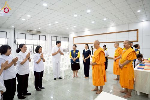 ภาพ No.230344:วันจันทร์ที่ 30 มิถุนายน พ.ศ. 2568 เจ้าอาวาสวัดพระธรรมกาย เยี่ยมอนุโมทนาให้กำลังใจ บุคลากรทางการแพทย์-เจ้าหน้าที่ผู้ปฏิบัติงาน โครงการรถตัดแว่นสายตาเคลื่อนที่สภากาชาดไทย เพื่อเด็กนักเรียนในชนบท พื้นที่จังหวัดปทุมธานี
