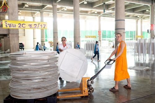 ภาพ No.220772:วันที่ 24-25 เมษายน พ.ศ. 2568 การเก็บงาน ผ้ารับประเคน ผ้าระบาย โต๊ะ เก้าอี้  ภายหลังงานวันคุ้มครองโลก ณ วัดพระธรรมกาย