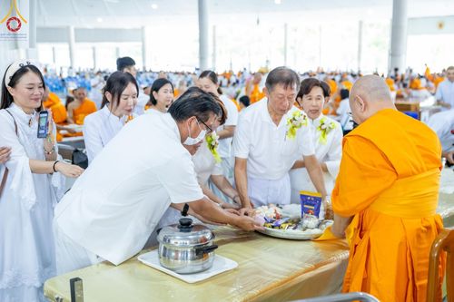 ภาพ No.169764:พิธีถวายภัตตาหารเมนูสวรรค์ "เพื่อการบรรลุธรรม" เนื่องในวันลอยกระทง (ขึ้น 15 ค่ำ เดือน 12) วันศุกร์ที่ 15 พฤศจิกายน พ.ศ. 2567 ณ หอฉันคุณยายอาจารย์ฯ วัดพระธรรมกาย