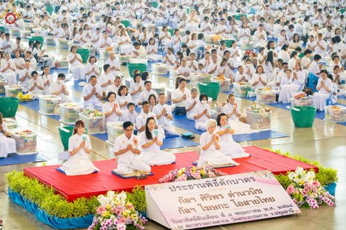 ภาพ No.221973:วันที่ 4 พฤษภาคม พ.ศ. 2568 พิธีตักบาตร เนื่องในวันอาทิตย์ต้นเดือน ณ บ้านแก้วเรือนทองคุณยายฯ วัดพระธรรมกาย