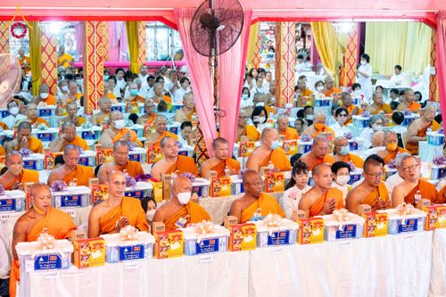 ภาพ No.197352:พิธีเจริญพระพุทธมนต์ ปฏิบัติธรรม มอบทุนการศึกษา ถวายสังฆทาน 108 วัด เพื่อถวายเป็นพุทธบูชา และขับเคลื่อนโครงการหมู่บ้านรักษาศีล 5 โดยคณะสงฆ์จังหวัดนนทบุรี คณะศิษยานุศิษย์วัดพระธรรมกาย โครงการธรรมยาตรา ปีที่ 13 ณ วัดตะเคียน อ.บางกรวย จ.นนทบุรี