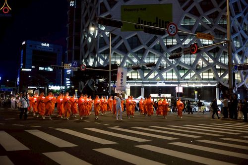 ภาพ No.229555:วันเสาร์ที่ 26 เมษายน พ.ศ. 2568 คณะพระภิกษุสามเณรในโครงการบรรพชาหมู่ 81 รูป  วัดภาวนาโซล ประเทศเกาหลีใต้ ได้ร่วมกับคณะสาธุชนคนไทยในเกาหลีใต้  ร่วมกันเดินขบวนอัญเชิญโคมดอกบัว  เพื่อบูชาแด่องค์สมเด็จพระสัมมาสัมพุทธเจ้า  ในงานเทศกาลวิสาขบูชานานาชาติ ประจำปี