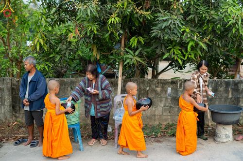 ภาพ No.62248:Photo Story  มหัศจรรย์วัดดงดินแดง Episode 4 กิจกรรมตักบาตรฉลองพระ-เณรกว่า 500 รูป