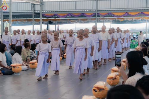 ภาพ No.133440:พิธีขอขมารับผ้าไตร, พิธีบรรพชาสามเณร, สามเณรออกบิณฑบาต ในโครงการบรรพชาสามเณร ฟื้นฟูพระพุทธศาสนาทั่วไทย  ณ ศูนย์ปฏิบัติธรรม และอบรมเยาวชนเมืองยะลา วันที่ 3 เมษายน พ.ศ. 2567