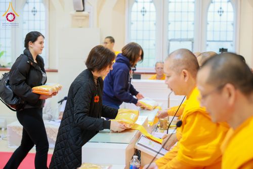 ภาพ No.175324:พิธีทอดกฐิน วัดพระธรรมกายแมนเชสเตอร์ เอดจลีย์ สต็อคพอร์ต ประเทศอังกฤษ ในโครงการกฐินสามัคคีทั่วไทย 30,000 วัด บูชาธรรม 80 ปี หลวงพ่อธัมมชโย โดยคณะศิษยานุศิษย์วัดพระธรรมกาย วันที่ 10 พฤศจิกายน พ.ศ. 2567