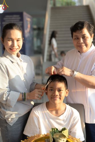 ภาพ No.132897:พิธีตัดปอยผม โครงการหน่อแก้วเปรียญธรรม รุ่นที่ 12 ณ ค่ายจองแชมป์ หมู่กฏิสามเณรเปรียญธรรม วัดพระธรรมกาย วันอาทิตย์ที่ 31 มีนาคม พ.ศ. 2567