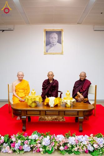 ภาพ No.222656:วันที่ 23 เมษายน พ.ศ. 2568 หลวงพ่อทัตตชีโวต้อนรับคณะสงฆ์เมียนมาร์ ณ อาคาร 100 ปี คุณยายมหารัตนอุบาสิกาจันทร์ ขนนกยูง วัดพระธรรมกาย