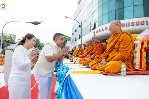 ภาพ No.237057:วันอาทิตย์ที่ 10 สิงหาคม พ.ศ. 2568 มหาสังฆทานครั้งยิ่งใหญ่ ตักบาตรพระ 10,000 รูป ถ.นิพัทธ์อุทิศ 3 ใจกลางนครหาดใหญ่ จ.สงขลา (ชุดที่ 2)