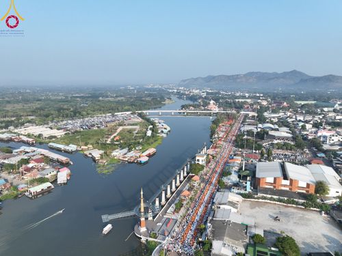 ภาพ No.101763:ตักบาตรพระ 10,000 รูป เติมบุญให้แผ่นดิน เนื่องในโอกาส 192 ปี จังหวัดกาญจนบุรี หนึ่งในโครงการตักบาตรพระ 2,000,000 รูป  77 จังหวัดทุกวัดทั่วไทย วันจันทร์ที่ 11 ธันวาคม พ.ศ. 2566 บริเวณถนนสองแคว (SKY WALK) เมืองกาญจนบุรี