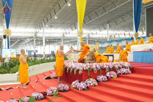 ภาพ No.59945:พิธีเจริญพระพุทธมนต์ "ฉลองอายุวัฒนมงคล 80 ปี หลวงพ่อธัมมชโย" พิธีถวายไทยธรรม คณะสงฆ์ 10,000 กว่าวัดทั่วประเทศ ในวันคุ้มครองโลก วันจันทร์ที่ 22 เมษายน พ.ศ. 2567 ณ สภาธรรมกายสากล วัดพระธรรมกาย จ.ปทุมธานี