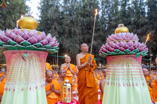 ภาพ No.290126:วันที่ 6 มกราคม พ.ศ. 2569 พิธีจุดประทีปถวายเป็นพุทธบูชา และบูชาธรรมมหาปูชนียาจารย์ (ภาพชุดที่ 2) ณ อนุสรณ์สถานมหาวิหารพระมงคลเทพมุนี (โลตัสแลนด์) อ.สองพี่น้อง จ.สุพรรณบุรี ในโครงการธรรมยาตรา กตัญญูบูชา มหาปูชนียาจารย์ พระมงคลเทพมุนี(สด จนฺทสโร) พระผู้ปรา