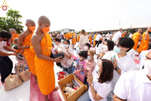 ภาพ No.49582:ประมวลภาพพิธีตักบาตรพระสงฆ์ 1,091 รูป เนื่องในวันแม่แห่งชาติ ณ ตลาดจัมโบ้ ชุดที่ 2