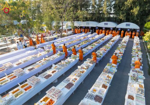 ภาพ No.288151:วันที่ 4 มกราคม พ.ศ. 2569 พิธีถวายภัตตาหารเป็นสังฆทาน แด่พระธรรมยาตรา ในโครงการธรรมยาตรา กตัญญูบูชา มหาปูชนียาจารย์ พระมงคลเทพมุนี(สด จนฺทสโร) พระผู้ปราบมาร อนุสรณ์สถาน 7 แห่ง ปีที่ 14 ณ อนุสรณ์สถานมหาวิหารพระมงคลเทพมุนี (โลตัสแลนด์) อ.สองพี่น้อง จ.สุพรร