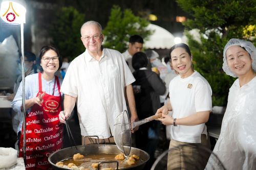 ภาพ No.288230:วันที่ 5 มกราคม พ.ศ. 2569 พิธีถวายภัตตาหารเป็นสังฆทาน แด่พระธรรมยาตรา ในโครงการธรรมยาตรา กตัญญูบูชา มหาปูชนียาจารย์ พระมงคลเทพมุนี(สด จนฺทสโร) พระผู้ปราบมาร อนุสรณ์สถาน 7 แห่ง ปีที่ 14 ณ อนุสรณ์สถานมหาวิหารพระมงคลเทพมุนี (โลตัสแลนด์) อ.สองพี่น้อง จ.สุพรร