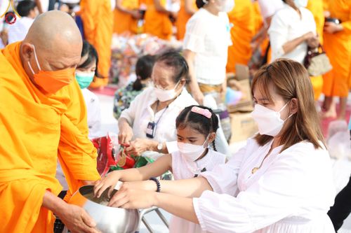 ภาพ No.49584:ประมวลภาพพิธีตักบาตรพระสงฆ์ 1,091 รูป เนื่องในวันแม่แห่งชาติ ณ ตลาดจัมโบ้ ชุดที่ 2