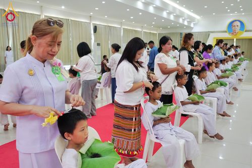 ภาพ No.319873:วันเสาร์ที่ 4 เมษายน พ.ศ.2569 พิธีตัดปอยผมและปลงผม พิธีขอขมาผู้ปกครองและมอบผ้าไตร พิธีบรรพชาและถวายบาตร ณ ศูนย์ปฏิบัติธรรมและศูนย์อบรมเยาวชนเพชรบุรี  ต.ท่าแลง อ.ท่ายาง จ.เพชรบุรี