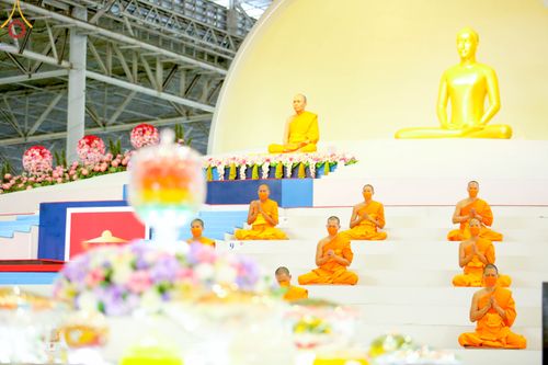 ภาพ No.105455:พิธีปฏิบัติธรรมและพิธีบูชาข้าวพระ ในวันจันทร์ที่ 1 มกราคม พ.ศ. 2567 ณ สภาธรรมกายสากล วัดพระธรรมกาย