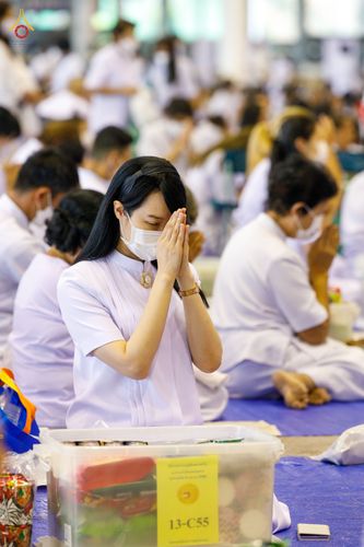 ภาพ No.76745:พิธีตักบาตรข้าวสารอาหารแห้ง  ณ บ้านแก้วเรือนทองคุณยายฯ สภาธรรมกายสากล  วัดพระธรรมกาย จ.ปทุมธานี  ในวันอาทิตย์ต้นเดือนที่ 6 มีนาคม พ.ศ. 2566