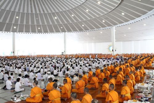 ภาพ No.3719:พิธีถวายภัตตาหารเนื่องในวันคล้ายวันละสังขารคุณยายอาจารย์ฯ 10 กันยายน พ.ศ. 2555