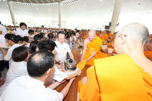 ภาพ No.3728:พิธีถวายภัตตาหารเนื่องในวันคล้ายวันละสังขารคุณยายอาจารย์ฯ 10 กันยายน พ.ศ. 2555