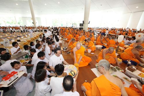 ภาพ No.3731:พิธีถวายภัตตาหารเนื่องในวันคล้ายวันละสังขารคุณยายอาจารย์ฯ 10 กันยายน พ.ศ. 2555