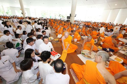 ภาพ No.3730:พิธีถวายภัตตาหารเนื่องในวันคล้ายวันละสังขารคุณยายอาจารย์ฯ 10 กันยายน พ.ศ. 2555