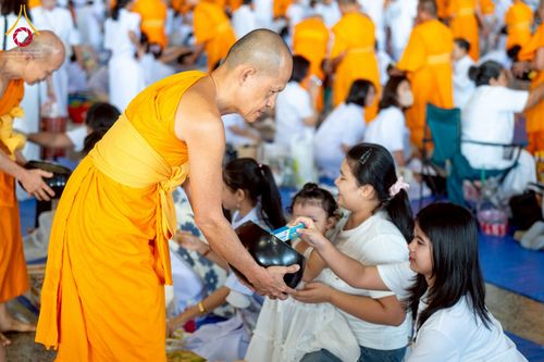 ภาพ No.215216:วันอาทิตย์ต้นเดือนที่ 6 เมษายน พ.ศ. 2568 พิธีตักบาตรข้าวสารอาหารแห้ง ณ บ้านแก้วเรือนทองคุณยาย สภาธรรมกายสากล วัดพระธรรมกาย