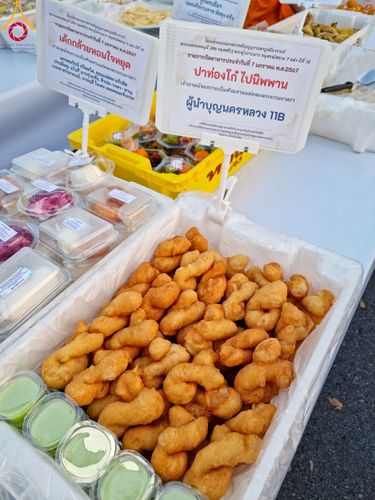 ภาพ No.108463:ถวายภัตตาหารเป็นสังฆทาน แด่คณะพระธรรมยาตราฯ ในโครงการธรรมยาตรากตัญญูบูชา มหาปูชนียาจารย์ พระมงคลเทพมุนี(สด จนฺทสโร) พระผู้ปราบมาร อนุสรณ์สถาน 7 แห่ง ปีที่ 12 วันที่ 7 มกราคม พ.ศ. 2567 ณ อนุสรณ์สถานโลตัสแลนด์ จ.สุพรรณบุรี