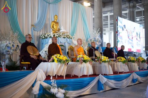 ภาพ No.143686:พิธีถวายผ้าไตร, สวดธรรมจักร, ปฏิบัติธรรม และฟังแสดงพระธรรมเทศนา ภาษาเมียนมา โดยมีสาธุชนชาวเมียนมากว่า 4,000 คน เข้าร่วมพิธี ณ มหารัตนวิหารคด วัดพระธรรมกาย วันอาทิตย์ที่ 7 กรกฎาคม พ.ศ. 2567