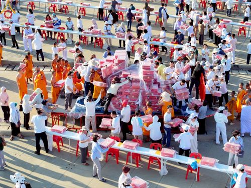 ภาพ No.218950:วันที่ 18-20 เมษายน พ.ศ. 2568 การเตรียมงานในลานธรรม , วิหารคด เพื่องานวันคุ้มครองโลก 22 เมษายน พศ. 2568