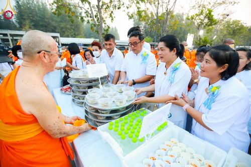 ภาพ No.111015:พิธีถวายภัตตาหารเป็นสังฆทาน แด่คณะพระธรรมยาตราฯ ในโครงการธรรมยาตรา กตัญญูบูชา มหาปูชนียาจารย์ พระมงคลเทพมุนี(สด จนฺทสโร) พระผู้ปราบมาร อนุสรณ์สถาน 7 แห่ง ปีที่ 12 วันที่ 13 มกราคม พ.ศ. 2567 ณ อนุสรณ์สถานมหาวิหารพระมงคลเทพมุนี  (โลตัสแลนด์) อ.สองพี่น้อง จ