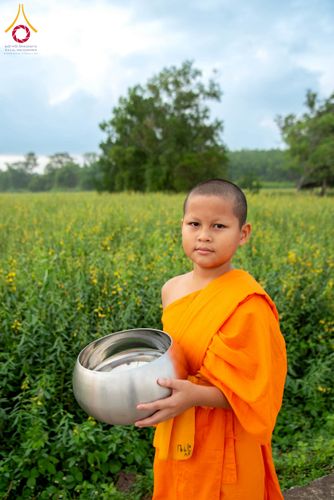 ภาพ No.217947:วันศุกร์ที่ 11 เมษายน พ.ศ. 2568 พระและสามเณร 99 รูป จากศูนย์ปฏิบัติธรรมระยอง(บ้านช่องลม) บิณฑบาต ณ ทุ่งปอเทือง ต.บางบุตร อ.บ้านค่าย จ.ระยอง เพื่อเป็นการฝึกสามเณรภาคฤดูร้อน ผ่านกิจวัตรบิณฑบาตในพื้นที่ชุมชน