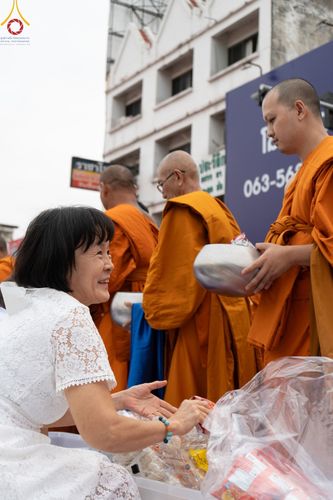 ภาพ No.126344:พิธีทำบุญเมืองนครราชสีมา ฉลอง 556 ปี ตักบาตรพระ 10,000 รูป ในวันเสาร์ที่ 2 มีนาคม พ.ศ.2567 ณ อนุสาวรีย์ท้าวสุรนารี จ.นครราชสีมา จัดโดย คณะสงฆ์จังหวัดนครราชสีมา ร่วมกับสำนักงานจังหวัดนครราชสีมา