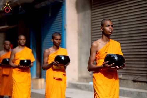 ภาพ No.213120:วันที่ 17 - 18 มีนาคม พ.ศ. 2568 คณะสงฆ์และสามเณรเดินบิณฑบาต รอบเมืองในพื้นที่ วัดสยมภูวนาถและราชวังปาตัน ณ เมืองกาฐมาณฑุ ประเทศเนปาล