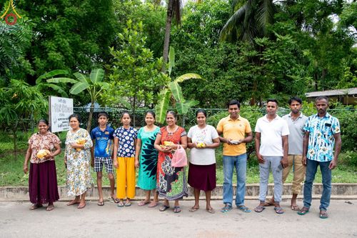 ภาพ No.139424:พิธีตักบาตรรอบเมืองดัมบุลล่า เทศกาลวิสาขบูชาแห่งชาติ ศรีลังกา เมื่อวันที่ 16 พฤษภาคมที่ผ่านมา คณะสงฆ์จากวัดพระธรรมกาย และคณะพระภิกษุสามเณรศรีลังกา ในโครงการสยาม-ลังกา ธรรมยาตรา ฉลองเทศกาลวิสาขบูชาแห่งชาติ ศรีลังกา บูชาธรรม 80 ปีหลวงพ่อธัมมชโย
