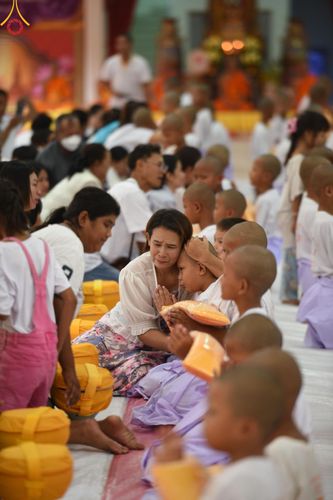 ภาพ No.135580:พิธีขอขมามอบผ้าไตร, พิธีบรรพชาสามเณร ในโครงการบรรพชาสามเณร ฟื้นฟูพระพุทธศาสนาทั่วไทย ณ วัดพระพุทธบาท ราชวรมหาวิหาร อ.พระพุทธบาท จ.สระบุรี วันที่ 6 เมษายน พ.ศ. 2567