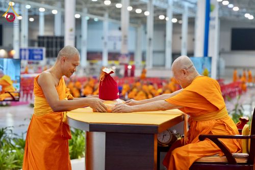 ภาพ No.237450:วันอาทิตย์ที่ 10 สิงหาคม พ.ศ.2568 พิธีมอบใบประกาศเกียรติคุณ โครงการสอบบาลี "ฉลองแชมป์" บูชาธรรม 80 ปี หลวงพ่อธัมมชโย ประจำปี 2568 และ พิธีมอบดวงแก้วสามเณรทรงบาลีไวยากรณ์ ณ สภาธรรมกายสากล วัดพระธรรมกาย ปทุมธานี