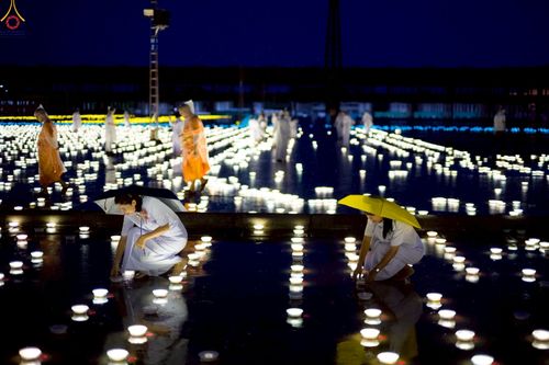 ภาพ No.244219:วันที่ 7 กันยายน พ.ศ. 2568 พิธีจุดประทีป วันครูผู้ค้นพบวิชชาธรรมกาย ณ ลานธรรมฯ และวิหารคด วัดพระธรรมกาย