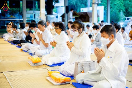 ภาพ No.193728:สาธุชนถวายภัตตาหารเป็นสังฆทาน แด่พระธรรมยาตรา ณ อนุสรณ์สถานมหาวิหารพระมงคลเทพมุนี (โลตัสแลนด์) อ.สองพี่น้อง จ.สุพรรณบุรี ในโครงการธรรมยาตรา กตัญญูบูชา มหาปูชนียาจารย์ พระมงคลเทพมุนี(สด จนฺทสโร) พระผู้ปราบมาร ปีที่ 13 วันที่ 12 มกราคม พ.ศ.2568