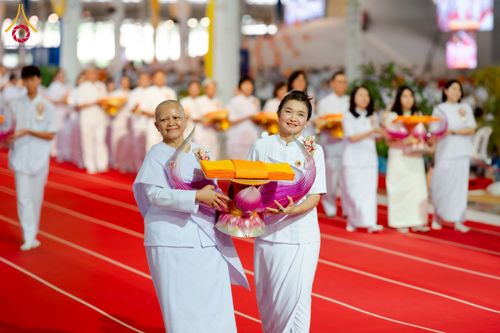 ภาพ No.215399:วันอาทิตย์ต้นเดือนที่ 6 เมษายน พ.ศ. 2568 ขบวนอัญเชิญผ้าป่าสมทบ มหาสังฆทาน 40,000 กว่าวัดทั่วประเทศ ณ สภาธรรมกายสากล วัดพระธรรมกาย