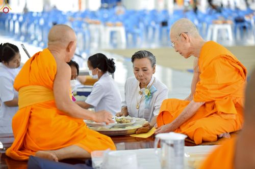 ภาพ No.230431:วันที่ 28 มิถุนายน พ.ศ. 2568 พิธีถวายภัตตาหารเมนูสวรรค์ เพื่อการบรรลุธรรม ณ หอฉันคุณยายอาจารย์ฯ วัดพระธรรมกาย