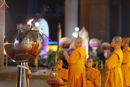 ภาพ No.67896:พิธีเจริญพระพุทธมนต์ จุดประทีปถวายเป็นพุทธบูชา และพิธีฉลองชัยสวดมนต์บทธรรมจักร 4,990,000,082 จบ เนื่องในวาระอายุวัฒนมงคลครบ 82 ปี หลวงพ่อทัตตชีโว ณ พระมหาธรรมกายเจดีย์ วัดพระธรรมกาย จ.ปทุมธานี วันพุธที่ 21 ธันวาคม พ.ศ. 2565