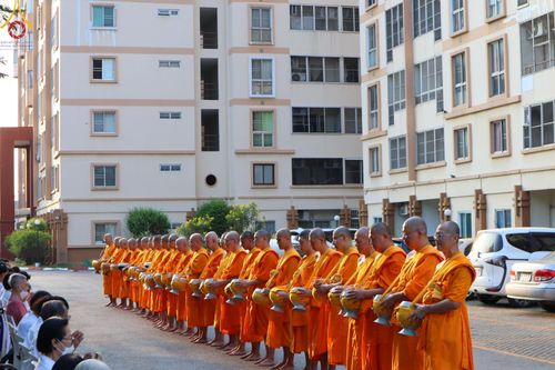 ภาพ No.136055:พระธรรมทายาท โครงการบวชพระนานาชาติ AEC & WAB ผู้บริหารรุ่นที่ 2 บิณฑบาต ณ หอฉันคุณยายอาจารย์ฯ เมืองแก้วมณี หมู่บ้านแก้วพุทธรักษา วันที่ 28 เมษายน พ.ศ. 2567