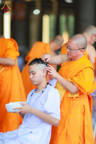 ภาพ No.143954:พิธีตัดปอยผมและปลงผมธรรมทายาท รุ่นเข้าพรรษา ณ มหาวิหารคด คอร์ 16 วัดพระธรรมกาย วันอาทิตย์ที่ 7 กรกฎาคม พ.ศ. 2567